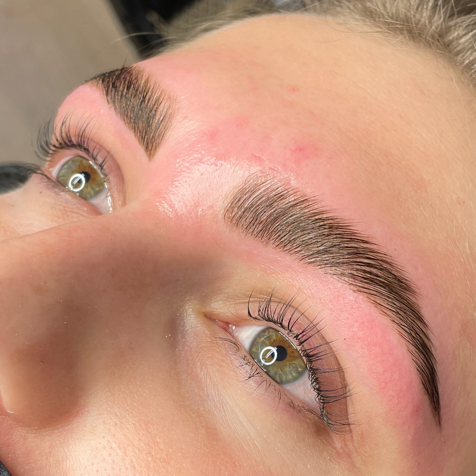 Close-up van gelifte en gevulde wenkbrauwen na een behandeling bij Shawna’s Brow Boutique