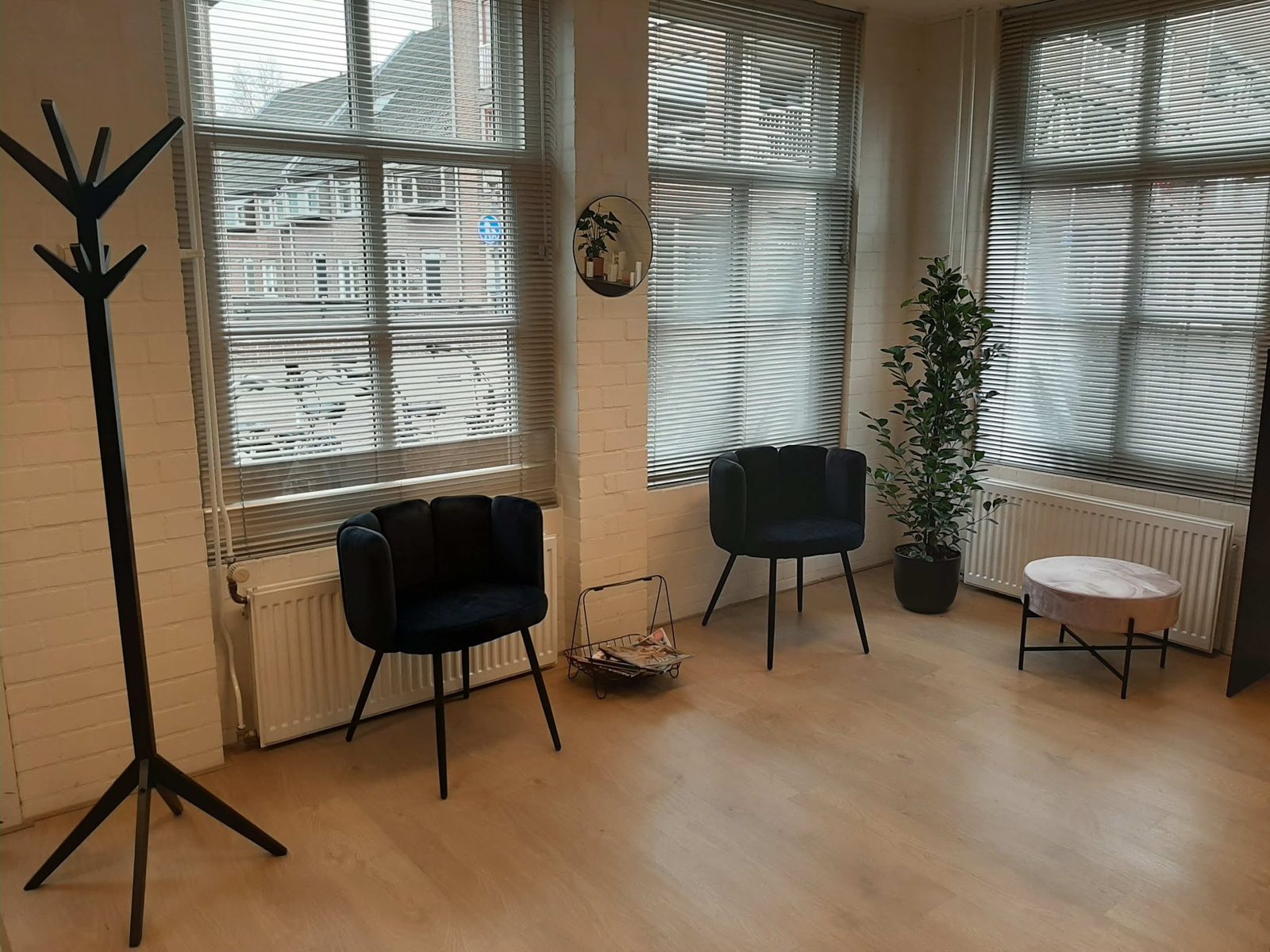 De wachtruimte van de salon met fluwelen stoelen en hoge ramen